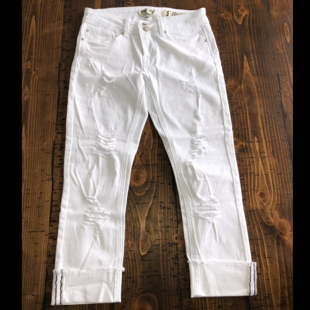 🌿NWOT distressed white capris, size 3🌿